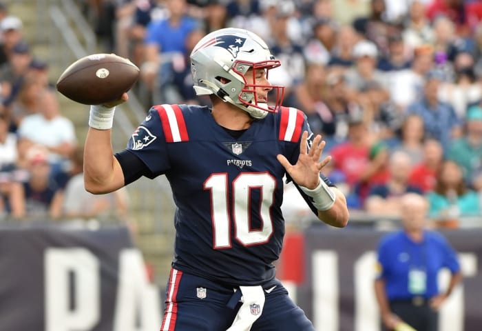 New England Patriots quarterback Mac Jones (10) throws a pass against the Miami Dolphins. Mandatory Credit: Bob DeChiara-USA TODAY
